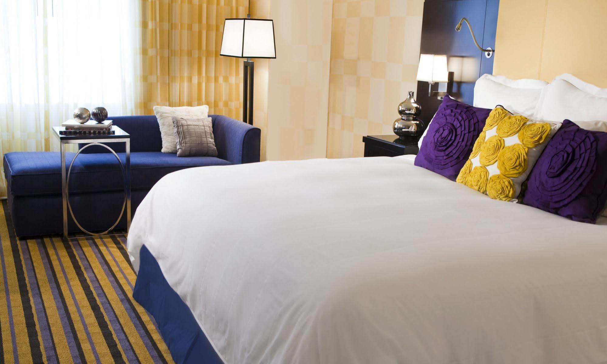 The Baronette Renaissance Detroit-Novi Hotel Экстерьер фото